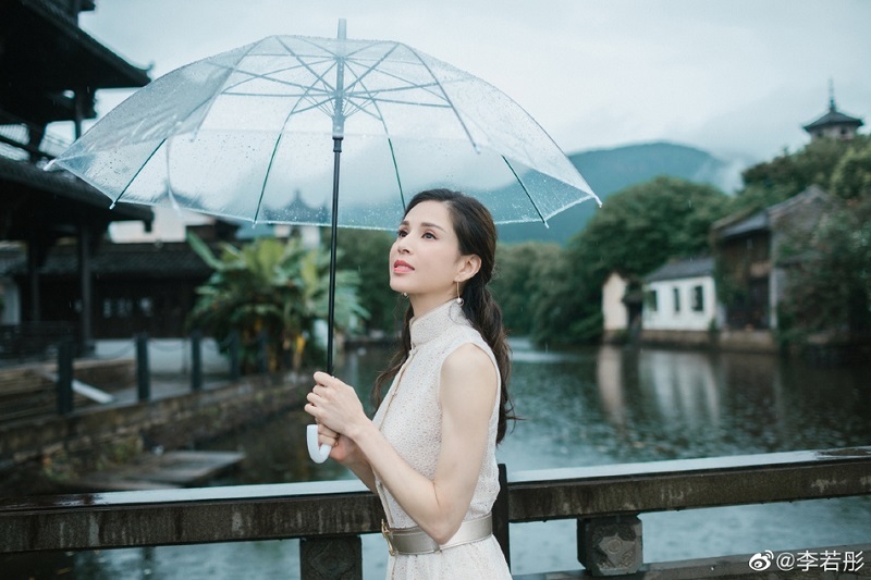 Thời gian gần đây, Lý Nhược Đồng vừa trở lại với phim ảnh trong bộ phim kiếm hiệp "Trần tình lệnh".