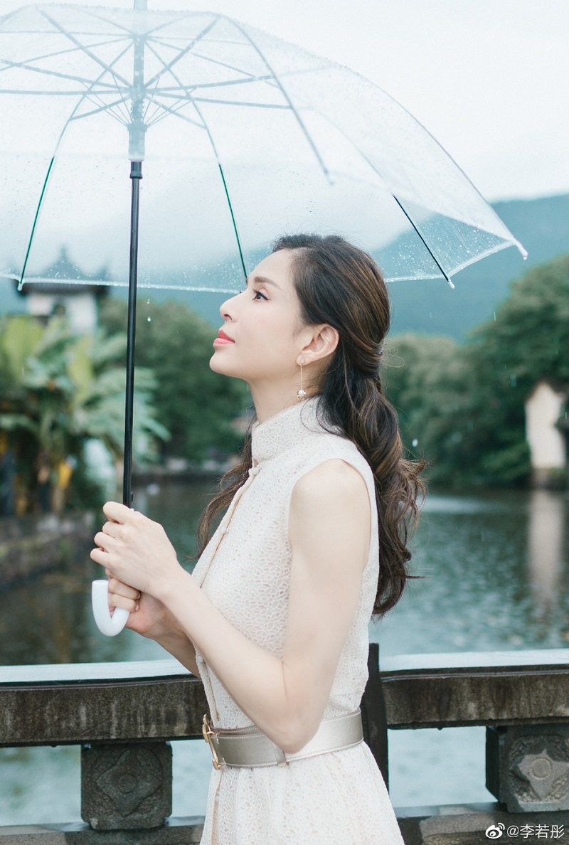 Ở tuổi gần 50, Lý Nhược Đồng hiện sống độc thân bên con gái nuôi.