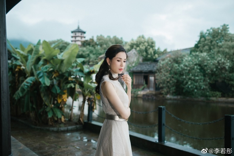 Diện chiếc đầm màu be, nữ diễn viên khoe được vóc dáng thon gọn của mình.
