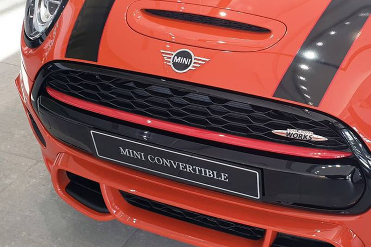 MINI Convertible JCW đã được lược bỏ bớt chi tiết đèn sương mù phía dưới và thay bằng các nan tổ ong màu đen thể thao