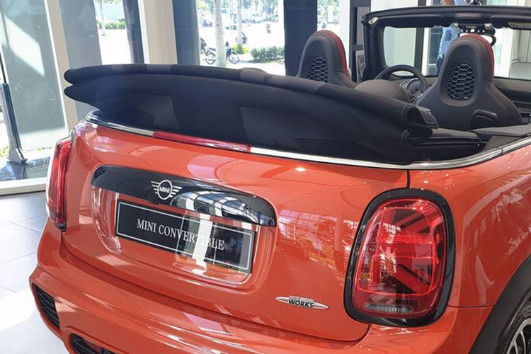 MINI Convertible JCW sử dụng bộ mui mềm che chắn, màu đen tương phản với thân xe