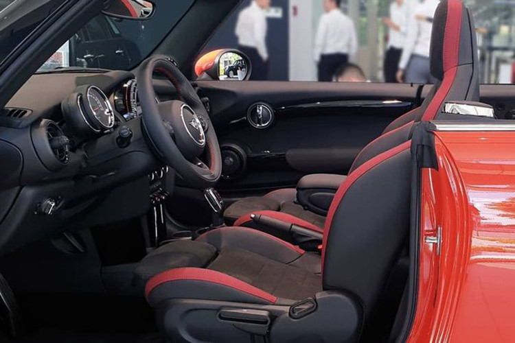 Không gian nội thất của chiếc MINI Convertible JCW đầu tiên tại Việt Nam lấy điểm nhấn là sự pha trộn giữa 2 tông màu đỏ - đen vô cùng ấn tượng