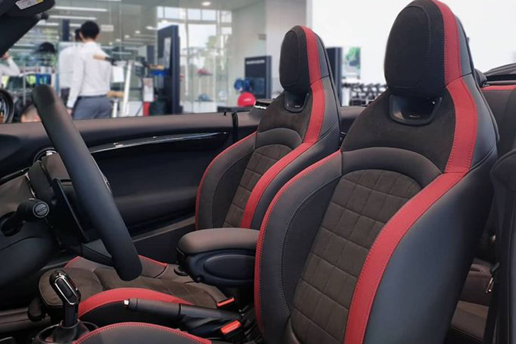 Về truyền động, mẫu xe MINI Convertible JCW 2019 mới sẽ sử dụng khối động cơ 2.0L với 2 bộ tăng áp cho ra công suất tối đa 228 mã lực và mô-men xoắn 320 Nm, đi kèm với đó là hộp số tự động 8 cấp cùng khả năng tăng tốc từ 0 -96 km/h vô cùng ấn tượng, chỉ 6,6 giây