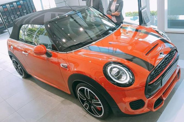 Giá xe MINI Convertible JCW 2019 mui trần sẽ bán ra ở mức 2,499 tỷ đồng tại Việt Nam