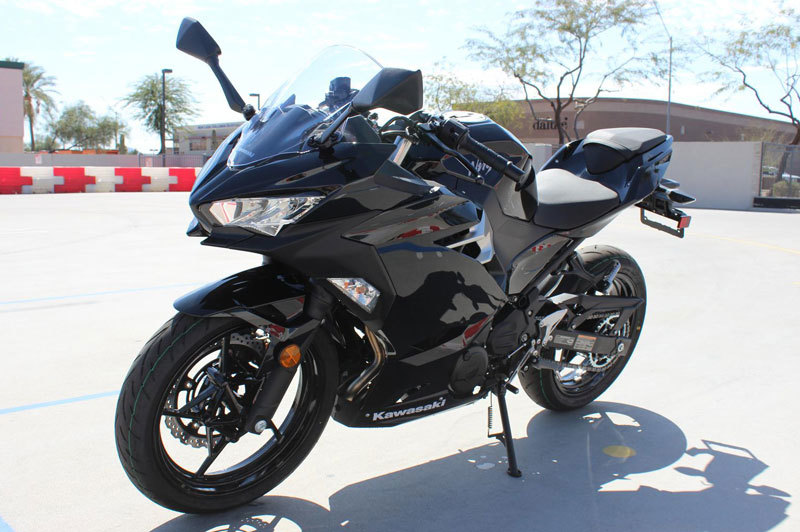 Kawasaki Ninja 400 ABS 2019 vẫn sở hữu thiết kế góc cạnh và hầm hố như thế hệ cũ, bộ tem mới giúp xe trông bắt mắt hơn, khung xe được làm từ thép cường độ cao