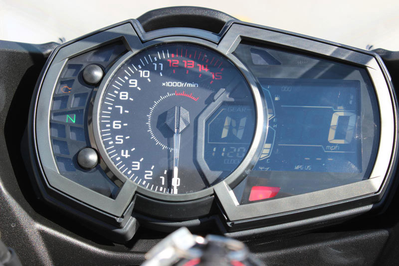 Cụm đồng hồ kết hợp giữa dạng analog và LCD