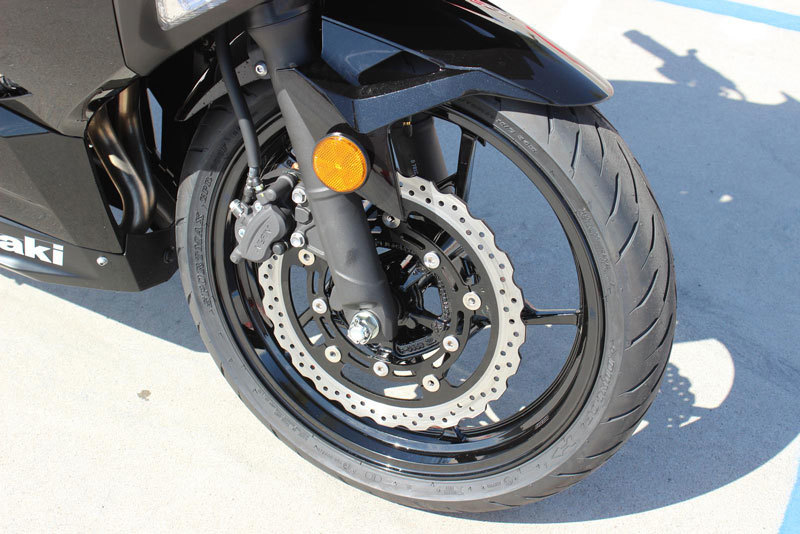 Cặp vành trước và sau cùng có đường kính 17 inch, phanh đĩa đơn phía trước rộng 310 mm