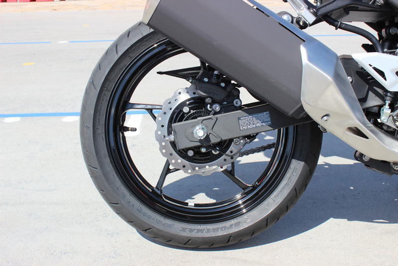 Thắng đĩa đơn phía sau 220 mm, cả hai kênh cùng được tích hợp hệ thống chống bó cứng phanh (ABS)