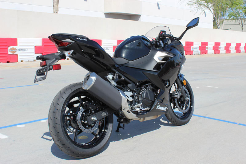 Ninja 400 ABS được trang bị động cơ DOHC 4 thì, 2 xi lanh với dung tích 399cc, làm mát bằng dung dịch. Động cơ này sản sinh công suất 44 mã lực tại 10.000 vòng/phút, mô-men xoắn cực đại 38 Nm tại 8.000 vòng/phút, hộp số 6 cấp côn tay