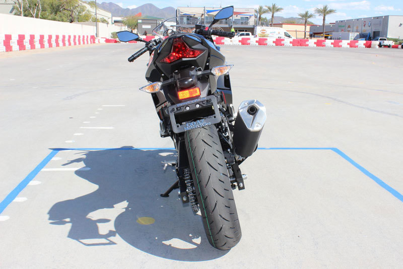 Đuôi xe có thiết kế khá giống với ZX-10R