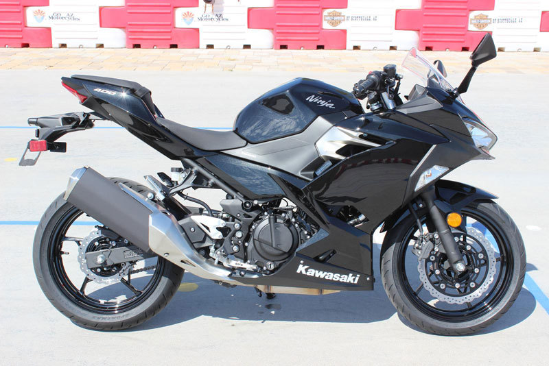 Phuộc nhún trước dạng hành trình ngược với đường kính 41 mm, giảm xóc sau lò xo trụ đơn với giảm chấn thủy lực