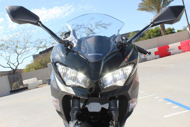 Đèn pha đôi sử dụng bóng LED