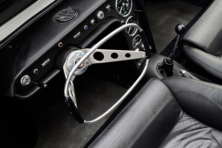 Vô lăng 2 chấu với thanh kim loại dạng mảnh ở giữa