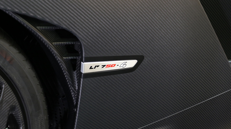 Khi mới ra mắt, Lamborghini bán Veneno Roadster với giá 4,5 triệu USD