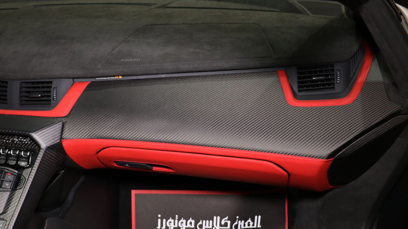 Theo thông tin từ đơn vị rao bán chiếc Veneno Roadster độc nhất này, xe chỉ mới di chuyển tổng cộng 85 km, tức gần như mới