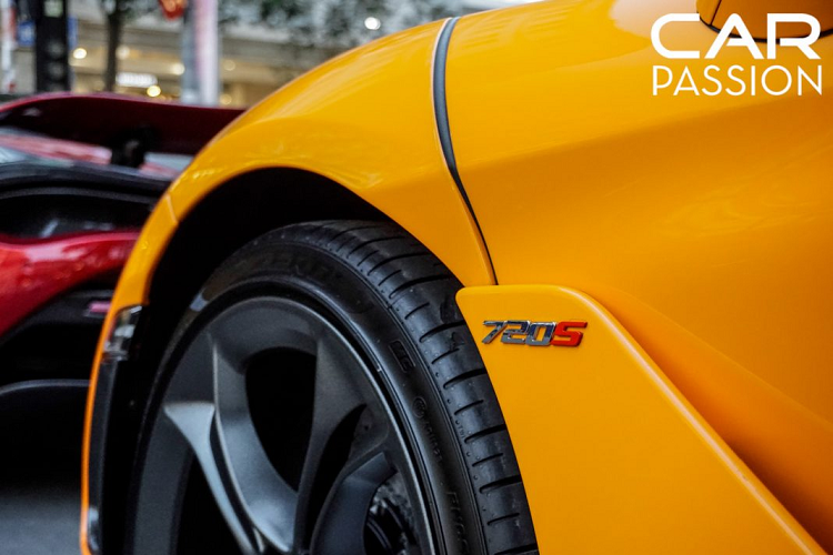 Chiếc siêu xe McLaren 720S của Cường Đô la sử dụng bộ mâm 5 chấu kép hình nan hoa được sơn đèn mờ, đi kèm với bộ lốp hàng hiệu Pirelli P Zero