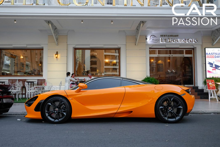 Phía sau đuôi xe còn là sự xuất hiện của một cánh gió to bản, có thể điều chỉnh bằng nút bấm và được thiết kế với kiểu dáng vừa thể thao vừa khí động học, gia tăng tối đa lực ép xuống cho thân xe khi vận hành ở vận tốc cao