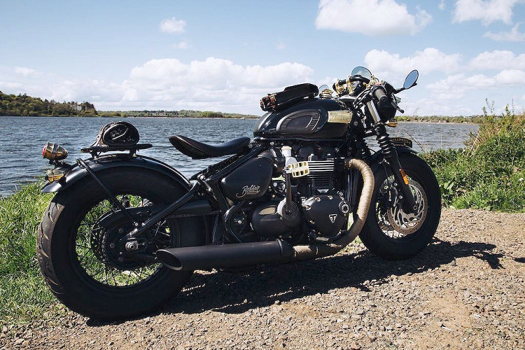 Phillip McCallen Motorcycles đã quyết định lấy chiếc Bobber Black bình thường và biến nó trở thành một mẫu xe tốc độ mang cảm hứng từ trước Thế chiến II, sử dụng một loạt các phụ kiện chính hãng của Triumph và nhiều điểm nhấn bằng đồng