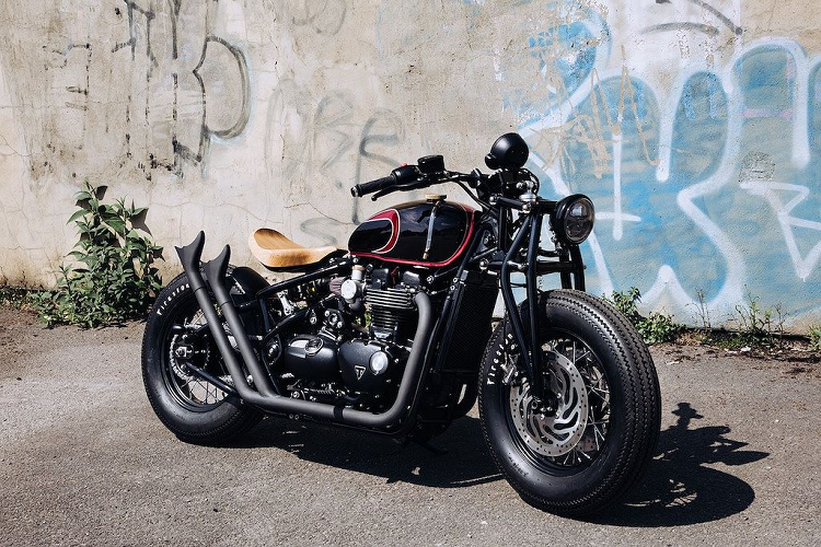 Tiếp tục là một bản độ tôn vinh quá khứ của Triumph, A1 Moto Services đã khiến chiếc Bobber Black có vẻ ngoài tương tự những dòng xe như Trophy TR5 1949 và Thunderbird 1950