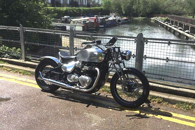 Tiếp tục đi theo hướng hoài cổ, nhưng chiếc Bobber của Triumph East London còn đi xa hơn nữa khi đưa chiếc xe trở về những năm 30 của Thế kỷ XX
