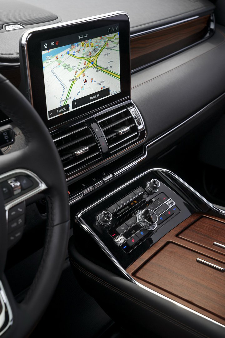 Ngoài ra, xe còn có một số tính năng khác như: Phát hiện điểm mù và cảnh báo phương tiện cắt ngang, Hỗ trợ va chạm phía trước với phanh khẩn cấp tự động, Hệ thống giữ làn đường với Cảnh báo lái xe, Cảnh báo giữ làn đường...