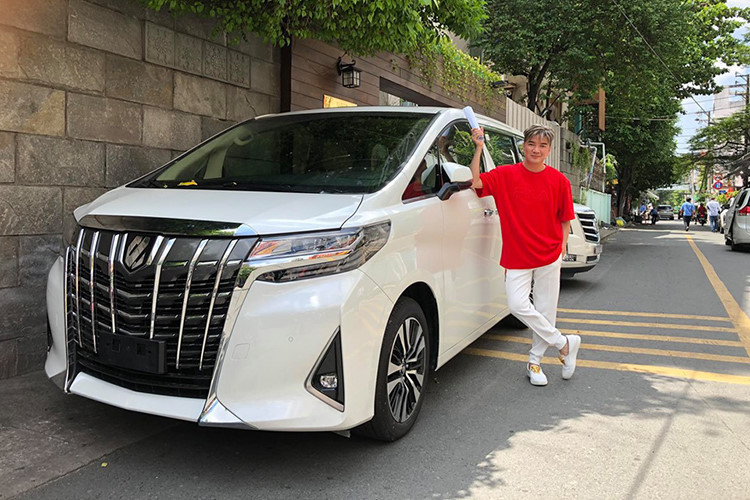 Ca sỹ Đàm Vĩnh Hưng lại gây choáng nhiều người khi tậu chiếc MPV hạng sang Toyota Alphard 2019 mới đầy cá tính, đây là mẫu xe phù hợp cho gia đình và tiện cho công việc di chuyển nhiều đến các tỉnh thành của anh chàng có biệt danh - Mr. Đàm