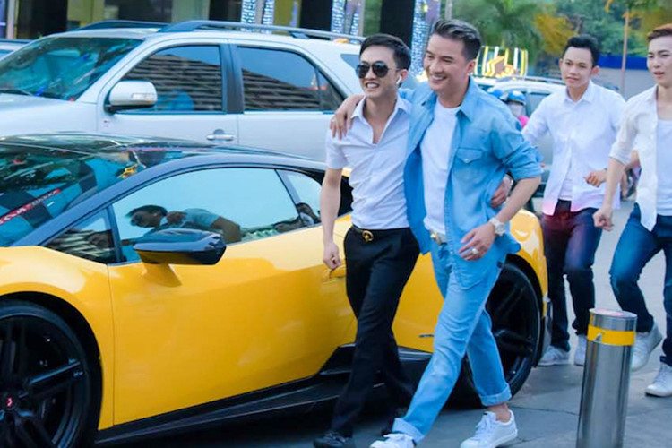 Chưa hết, trong một số MV ca nhạc của Mr. Đàm còn xuất hiện nhiều siêu xe như Ferrari 458 Italia độ Liberty Walk, Lamborghini Huracan LP610-4 độ Mansory và BMW i8... cùng đại gia siêu xe Cường Đô la, gây ra nhiều sự chú ý cho giới truyền thông cũng như cộng đồng mạng