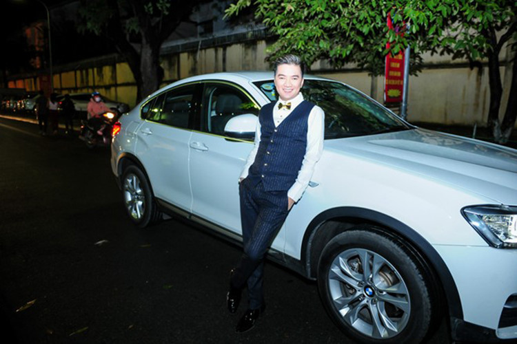 Ngoài việc chơi xe hạng sang đắt tiền, ca sỹ Đàm vĩnh Hưng còn sở hữu gu chơi đồ hiệu như túi xách, quần áo, giày dép... thuộc dạng độc nhất vô nhị trong giới nghệ sỹ Việt. “Ông hoàng nhạc Việt” cũng là biệt danh giới hâm mộ dành cho nam ca sỹ này