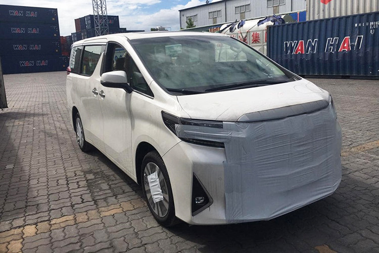 Theo nhiều nguồn thông tin, mặc dù giá xe Toyota Alphard 2019 đã được phân phối chính hãng với mức 4 tỷ đồng, tuy nhiên chiếc MPV hạng sang của ca sĩ Đàm Vĩnh Hưng mới tậu thuộc diện nhập khẩu tư nhân không chính hãng nên chưa rõ mức giá