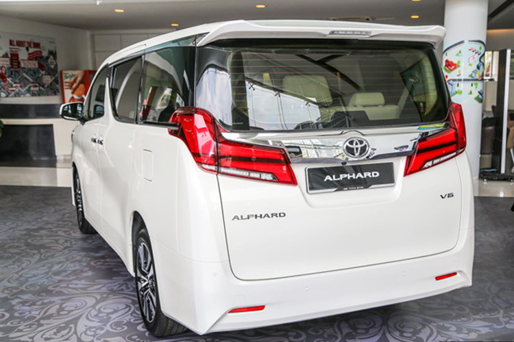 Toyota Alphard 2018 sở hữu kích thước chiều dài rộng và cao lần lượt là: 4915 x 1850 x 1890mm và chiều dài cơ sở là 3000mm, xe được trang bị hệ thống đèn full LED cùng nhiều chi tiết hiện đại