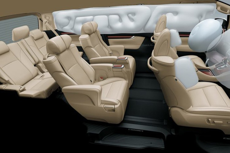 Nội thất trên Alphard đem lại cảm giác thoáng rộng và hiện đại, xe được trang bị hệ thống thông tin giải trí thế hệ mới với màn hình cảm ứng 7 inch, ghế lái điều chỉnh điện và nhớ vị trí, Hệ thống điều hòa tự động 3 vùng độc lập có tính năng lọc không khí bằng ion
