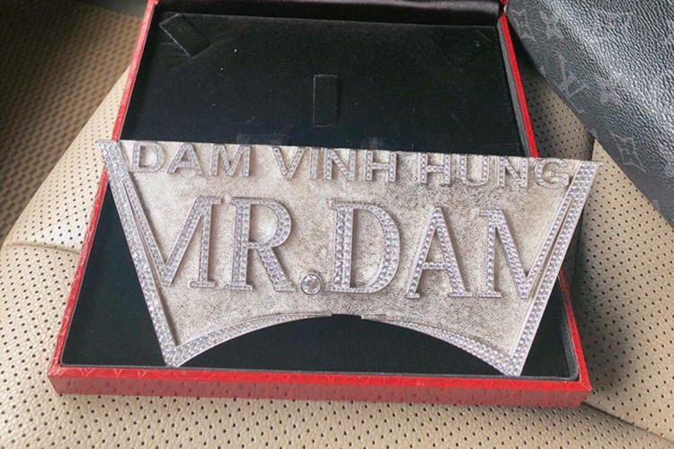 Trên trang cá nhân của mình, đơn vị nhập khẩu tư nhân đã bán chiếc MPV hạng sang Toyota Alphard 2019 cho ca sĩ Đàm Vĩnh Hưng có chia sẻ thông tin rất thú vị chính là họ tặng kèm logo có khắc tên của Đàm Vĩnh Hưng và biệt danh Mr. Đàm được đính đá rất nổi bật và cá tính