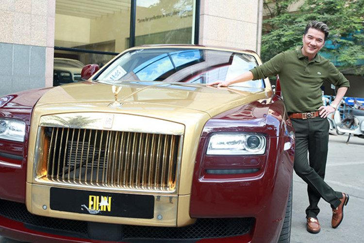 Trong bộ sưu tập xe hơi của Đàm Vĩnh Hưng, trong năm 2017 anh còn gây chú ý cho giới hâm mộ với chiếc xe siêu sang Rollys-Royce Ghost được mạ vàng ở các bộ phận như tay cầm, khung xe