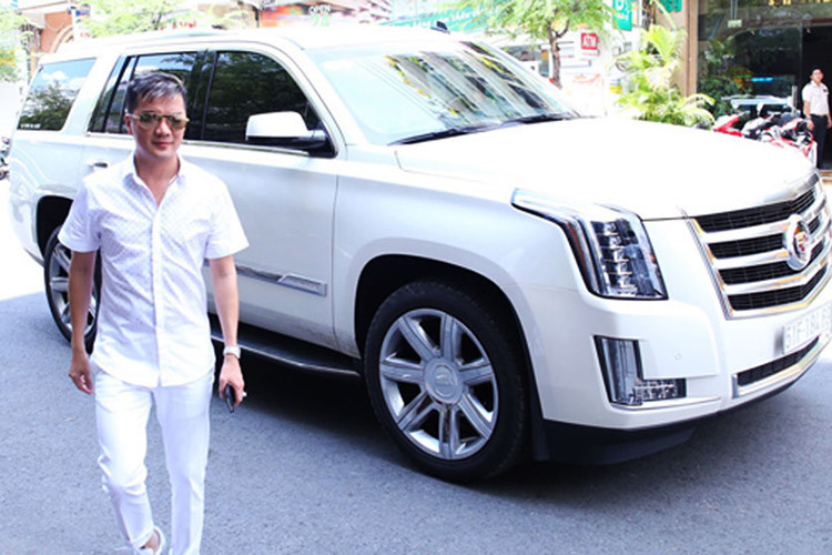 Tại Việt Nam, ca sỹ Đàm Vĩnh Hưng còn từng xuất hiện bên cạnh một chiếc Cadillac Escalade ESV 4WD Premium màu trắng. Đây được xem là phiên bản cao cấp có giá khoảng gần tỷ đồng thời điểm năm 2015