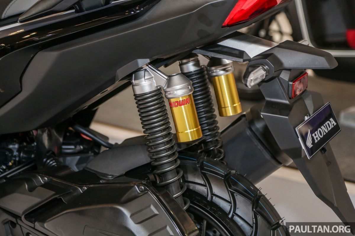 Trong khi sử dụng động cơ tương đồng với Vario 150 và PCX 150, Honda ADV 150 được trang bị kính chắn gió tùy chỉnh, đèn LED toàn bộ và giảm xóc Showa