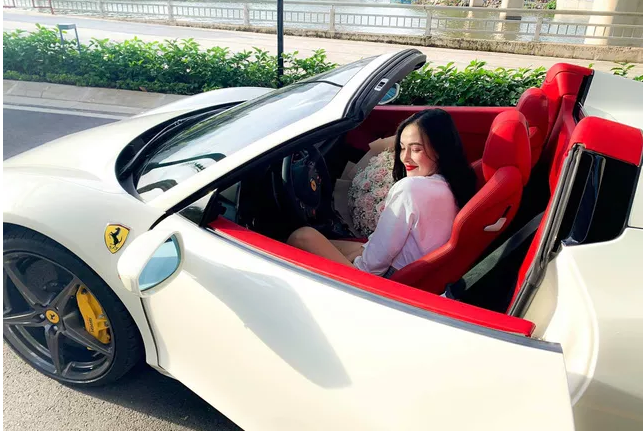 Trên mạng xã hội xôn xao về cô gái vừa "tậu" chiếc Ferrari 458 Spider thứ 2 tại Việt Nam sau xe của doanh nhân Đặng Lê Nguyên Vũ, chiếc siêu xe nước Ý thuộc sở hữu của cô gái có tên An Khương, một hot girl đang sinh sống tại Sài Gòn. Trang cá nhân của cô có hơn 12.000 lượt theo dõi