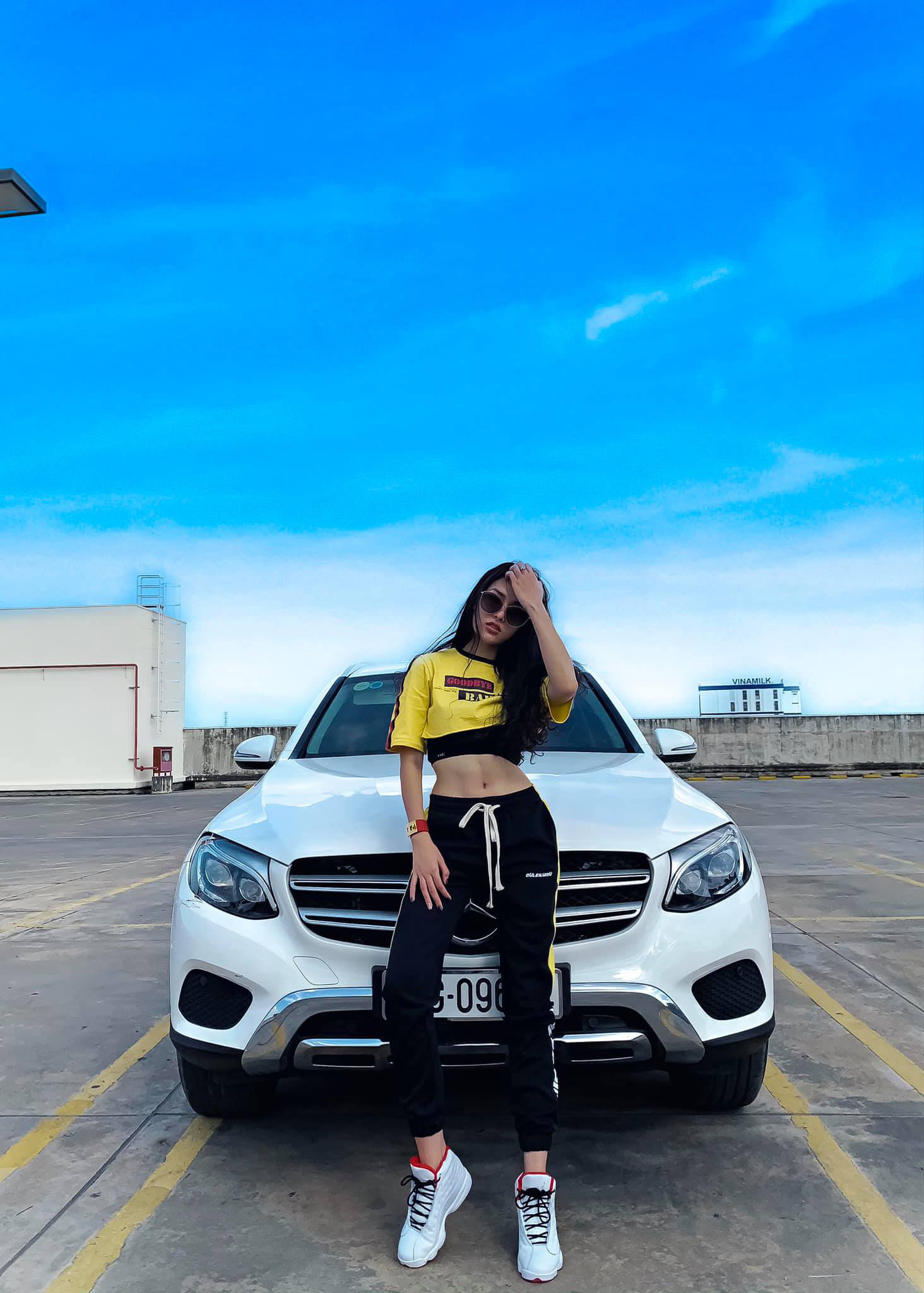 An Khương trông thật phong cách và quyến rũ khi tạo dáng với  chiếc Mercedes-Benz GLC 250 của mình