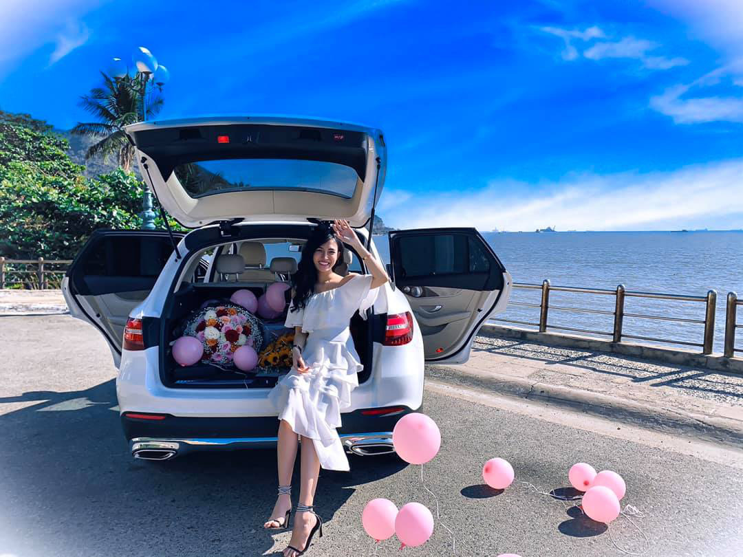 Người đẹp luôn rạng rỡ mỗi khi xuất hiện bên cạnh những chiếc xe