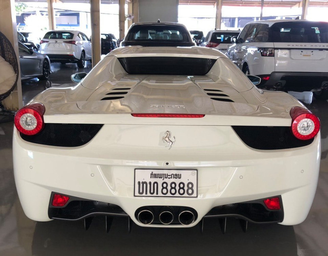 Chiếc Ferrari 458 Spider của An Khương được mua từ một showroom chuyên kinh doanh siêu xe, xe tại Viêng Chăn, Lào và mang biển số tứ quý 8888