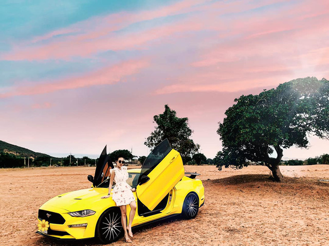 An Khương chụp hình bên cạnh chiếc Ford Mustang 2019 đã được độ cửa cắt kéo và bộ mâm mới, giá của Ford Mustang 2019 thời điểm hiện tại là 2,9 tỷ đồng