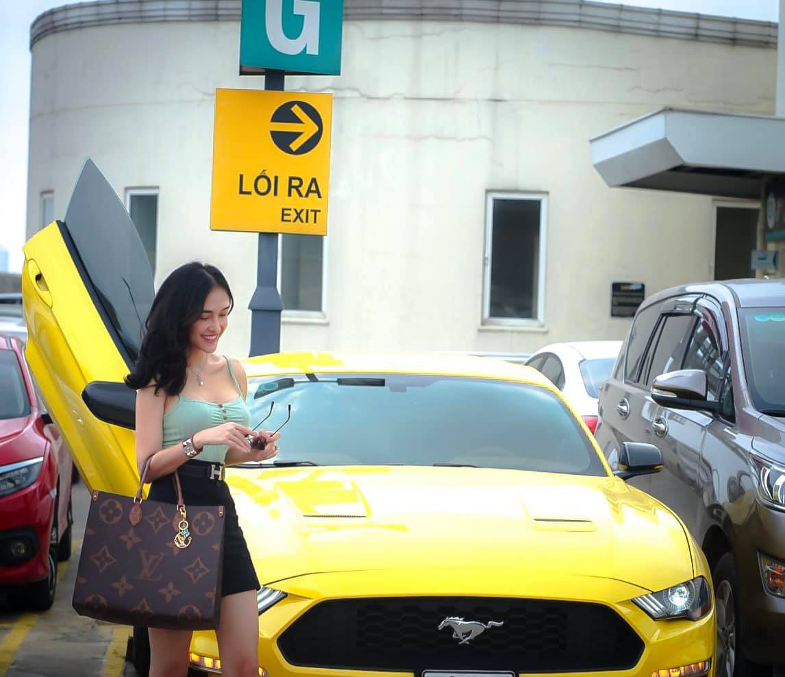 Bên cạnh đó, cô cũng là một fan của những thương hiệu thời trang đắt đỏ hàng đầu thế giới như Louis Vuitton, Givenchy, Fendi, Gucci, Dolce & Gabbana... thậm chí là đồng hồ Hublot