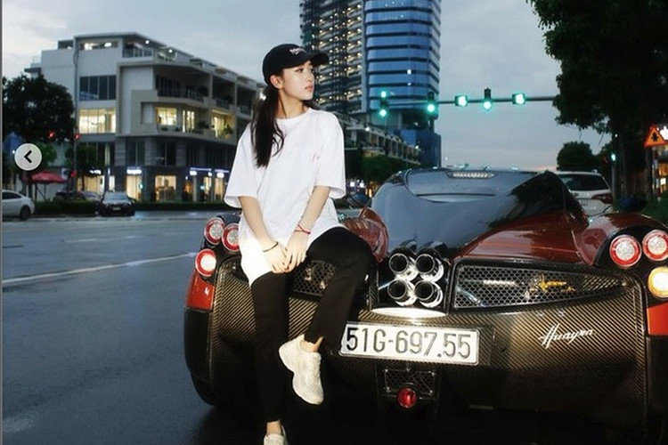 Mặc dù chưa tròn 20 tuổi nhưng Joyce đã khai trương cửa hàng kinh doanh đồ hiệu, gồm quần áo, giày dép và những đồ chơi đắt đỏ tại một con phố trung tâm Sài Gòn