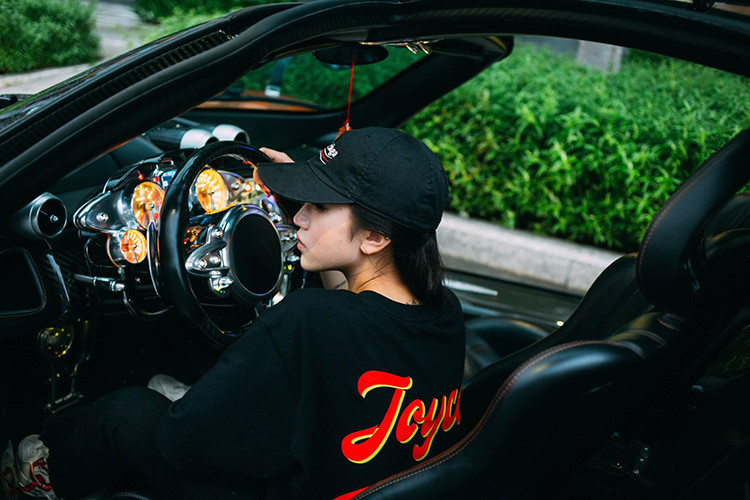 Ngoài việc đam mê đồ hiệu và thời trang, cô nàng này cũng không hề kém cạnh ông bố siêu xe với tình yêu dành cho "xế hộp"