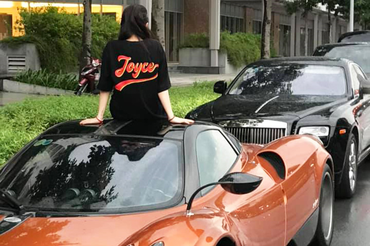 Việc thường xuyên xuất hiện bên cạnh xe siêu sang Rolls-Royce, MINI Cooper, Range Rover...và đặc biệt là Pagani Huayra - siêu xe đắt nhất tại Việt Nam tính đến thời điểm hiện tại. Dù là quảng cáo thương hiệu, nhưng phần nào cũng cho thấy tình yêu của Joyce Phạm với xe hơi