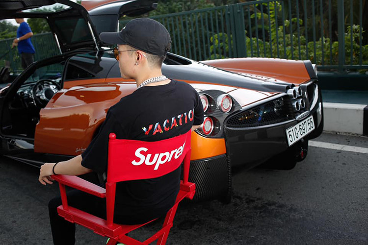 Siêu phẩm Pagani Huayra mang tên "thần gió" của Minh Nhựa được trang bị khối động cơ V12, dung tích 6.0 lít, tăng áp kép do Mercedes-AMG sản xuất. "Trái tim" này giúp Pagani Huayra sản sinh công suất tối đa 720 mã lực và mô-men xoắn cực đại 1.000 Nm