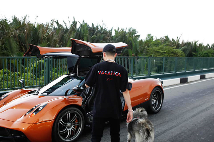 Động cơ kết hợp cùng hộp số tuần tự 7 cấp với ly hợp đơn, nhờ đó, Pagani Huayra của Minh Nhựa chỉ mất khoảng 2,8 giây để có thể tăng tốc từ vị trí đứng yên lên 100 km/h trước khi đạt vận tốc tối đa 370 km/h