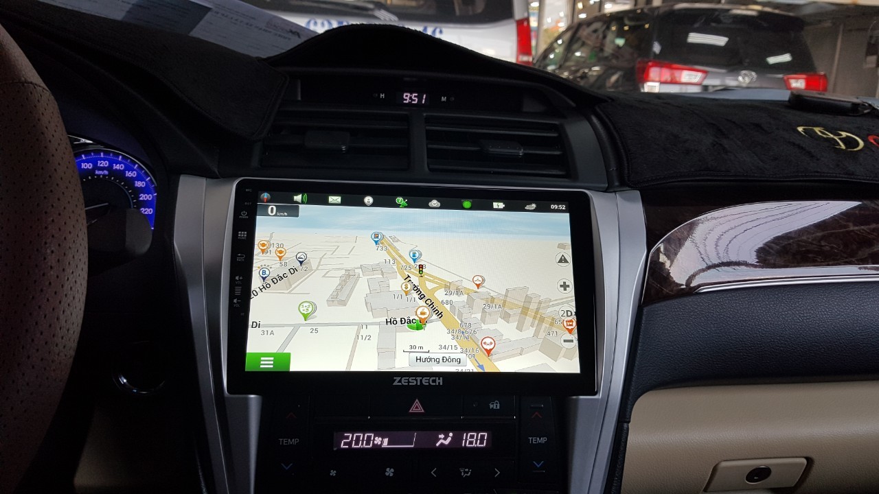 Hệ thống dẫn đường GPS: Là bản đồ thời gian thực kết nối trực tuyến với vệ tinh nhằm cung cấp chỉ dẫn đường đi, đưa ra vị trí của người lái khi được yêu cầu