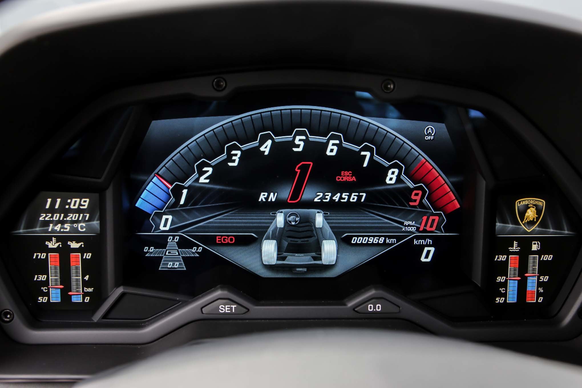 Cụm đồng hồ điện tử: Cụm đồng hồ điện tử sẽ giúp những tài xế có vấn đề về thị lực theo dõi tốt hơn các thông số của chiếc xe