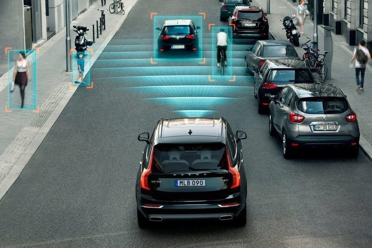 Biến thể cấp thấp của tính năng này thường hiện diện trên các dòng xe nhằm báo động, cảnh báo người lái có vật cản phía trước để họ kịp thời đạp phanh hoặc né vật cản