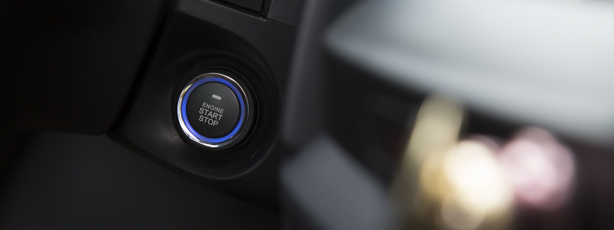 Đề nổ từ xa: Với chức năng này, tài xế sẽ không phải loay hoay tra chìa khóa vào lỗ khóa nữa. Bạn chỉ cần chìa khóa điện tử ở trong tay là chiếc xe sẽ tự động nổ máy chờ bạn lái